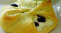 Ingredients: 1 can of refrigerated crescent rolls 4 oz. Philly Cream Cheese, softened 2 Tbs. sugar 1/2 c. blueberries Directions: Preheat oven to 375. Unroll dough into 4 rectangles, pressing […]