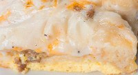 Ingredients: 1 12-oz tube refrigerated biscuits 6 eggs 1/2 cup milk 1/2 tsp pepper 1/2 tsp salt 1 lb cooked sausage 1 cup shredded cheese For the gravy: 4 Tbsp. […]