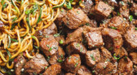 Ingredients: 1 1/4 lbs (450g) sirloin steak cut into small cubes 4 medium zucchini, spiralized (or a pack of store-bought Zucchini Noodles) 1 tablespoon olive oil 3 tablespoons butter, divided […]